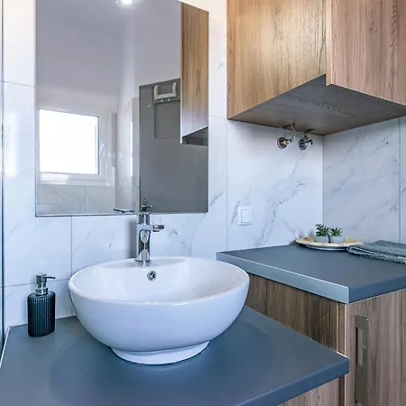 Bay B1 * Selianitika